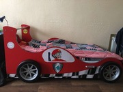 Детская кровать в виде спортивной машины 